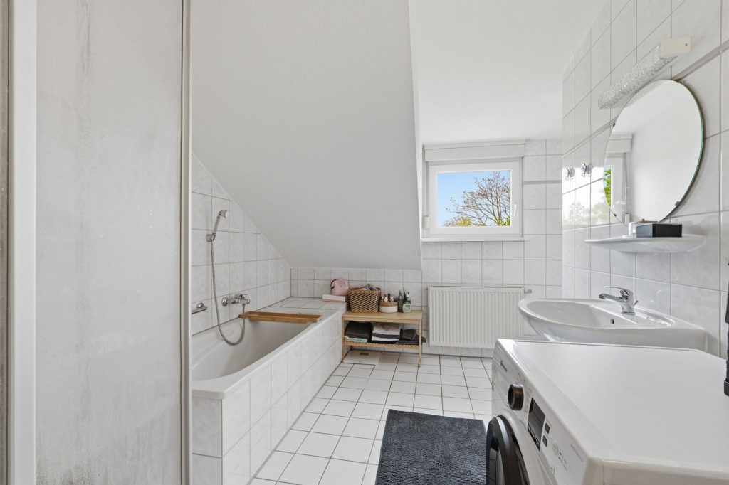 Gütelhöfer Immobilien - Immobilienangebot - Bonn / Endenich - Alle - Bezugsfrei! Charmante Dachgeschosswohnung in  Endenich zur Kapitalanlage oder eigenen Nutzung