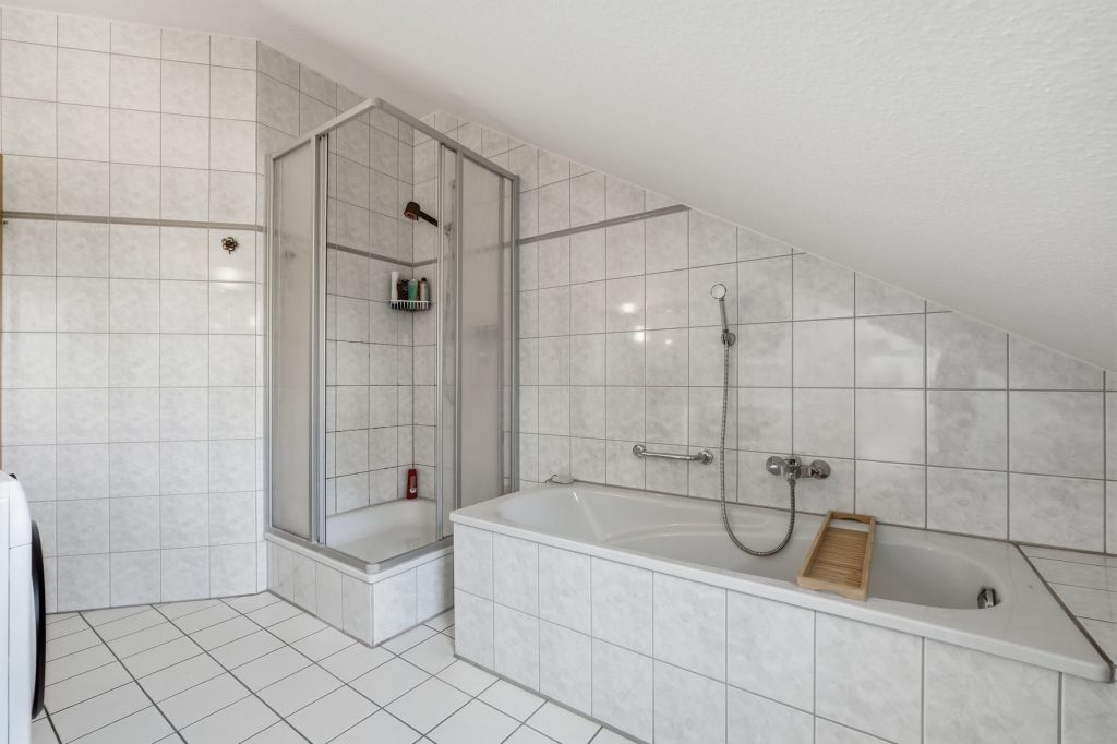 Gütelhöfer Immobilien - Immobilienangebot - Bonn / Endenich - Alle - Bezugsfrei! Charmante Dachgeschosswohnung in  Endenich zur Kapitalanlage oder eigenen Nutzung