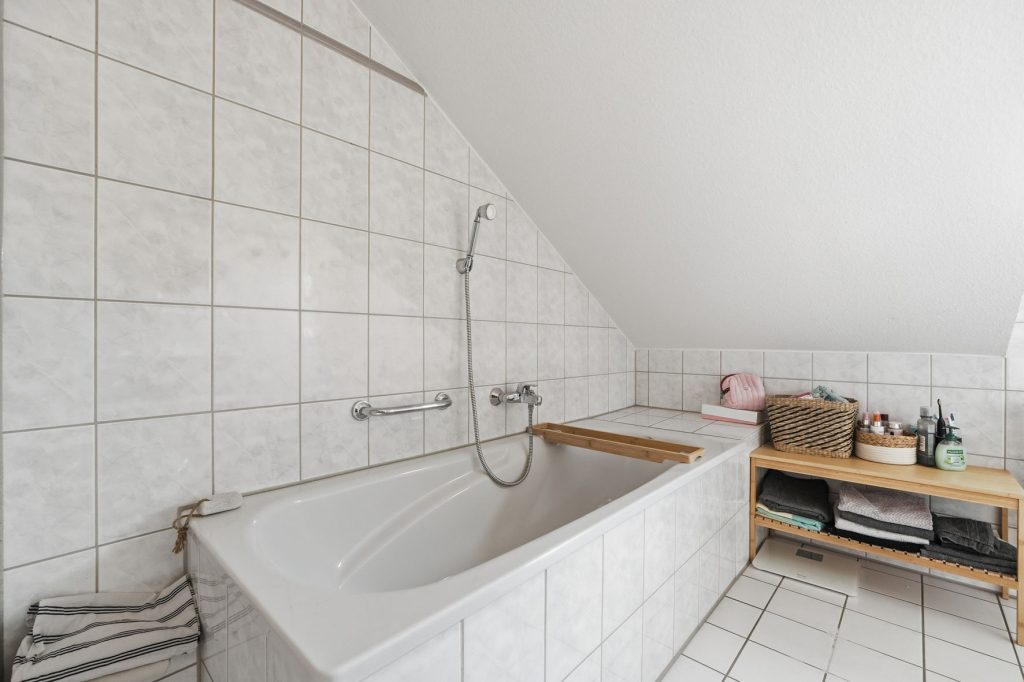 Gütelhöfer Immobilien - Immobilienangebot - Bonn / Endenich - Alle - Bezugsfrei! Charmante Dachgeschosswohnung in  Endenich zur Kapitalanlage oder eigenen Nutzung