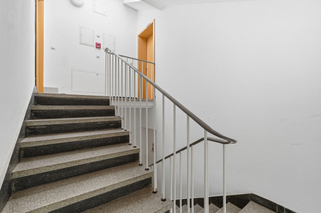 Gütelhöfer Immobilien - Immobilienangebot - Bonn / Endenich - Alle - Bezugsfrei! Charmante Dachgeschosswohnung in  Endenich zur Kapitalanlage oder eigenen Nutzung