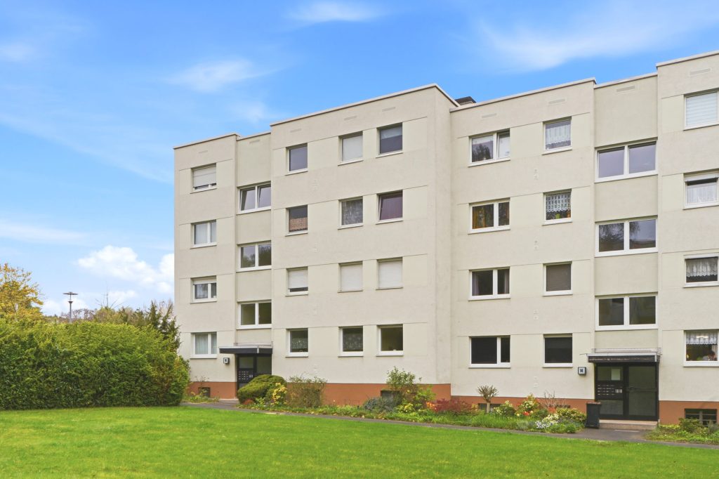 Gütelhöfer Immobilien - Immobilienangebot - Rheinbach - Alle - Zentral gelegene 4-Raumwohnung mit Balkon, hochwertigem Bad und optionalem Tiefgaragenstellplatz