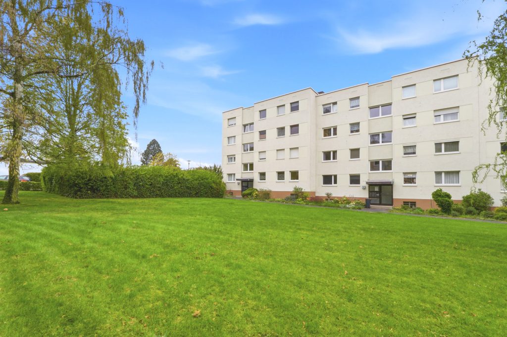 Gütelhöfer Immobilien - Immobilienangebot - Rheinbach - Alle - Zentral gelegene 4-Raumwohnung mit Balkon, hochwertigem Bad und optionalem Tiefgaragenstellplatz
