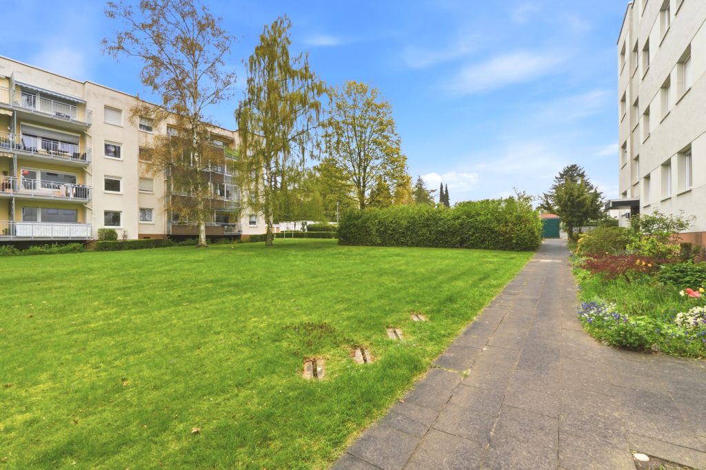 Gütelhöfer Immobilien - Immobilienangebot - Rheinbach - Alle - Zentral gelegene 4-Raumwohnung mit Balkon, hochwertigem Bad und optionalem Tiefgaragenstellplatz