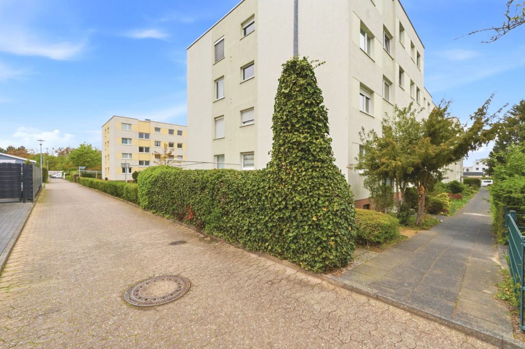 Gütelhöfer Immobilien - Immobilienangebot - Rheinbach - Alle - Zentral gelegene 4-Raumwohnung mit Balkon, hochwertigem Bad und optionalem Tiefgaragenstellplatz
