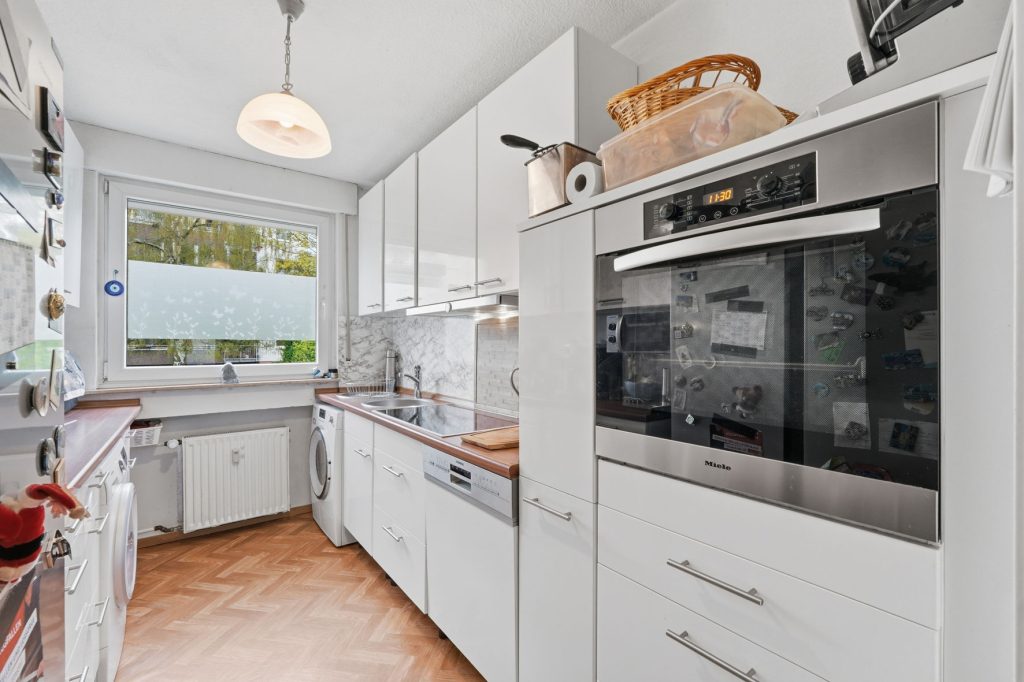Gütelhöfer Immobilien - Immobilienangebot - Rheinbach - Alle - Zentral gelegene 4-Raumwohnung mit Balkon, hochwertigem Bad und optionalem Tiefgaragenstellplatz