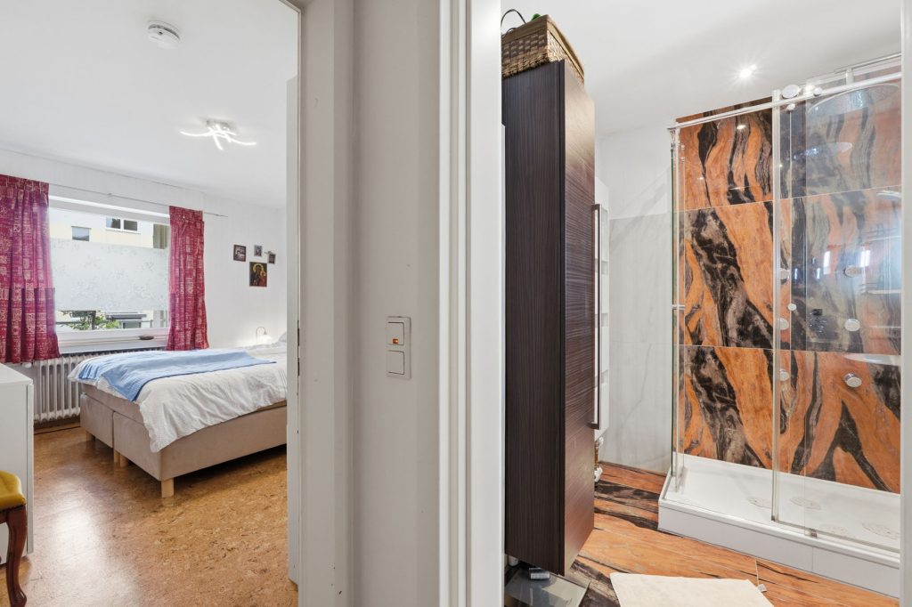 Gütelhöfer Immobilien - Immobilienangebot - Rheinbach - Alle - Zentral gelegene 4-Raumwohnung mit Balkon, hochwertigem Bad und optionalem Tiefgaragenstellplatz