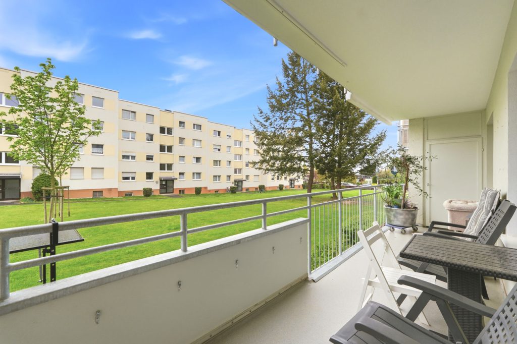 Gütelhöfer Immobilien - Immobilienangebot - Rheinbach - Alle - Zentral gelegene 4-Raumwohnung mit Balkon, hochwertigem Bad und optionalem Tiefgaragenstellplatz