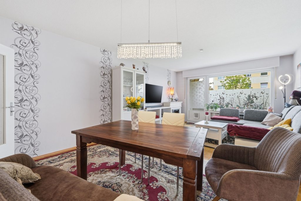 Gütelhöfer Immobilien - Immobilienangebot - Rheinbach - Alle - Zentral gelegene 4-Raumwohnung mit Balkon, hochwertigem Bad und optionalem Tiefgaragenstellplatz