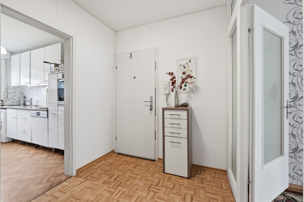 Gütelhöfer Immobilien - Immobilienangebot - Rheinbach - Alle - Zentral gelegene 4-Raumwohnung mit Balkon, hochwertigem Bad und optionalem Tiefgaragenstellplatz