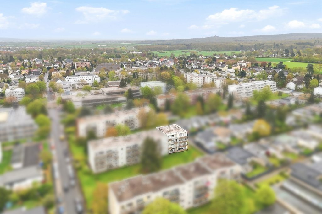 Gütelhöfer Immobilien - Immobilienangebot - Rheinbach - Alle - Zentral gelegene 4-Raumwohnung mit Balkon, hochwertigem Bad und optionalem Tiefgaragenstellplatz