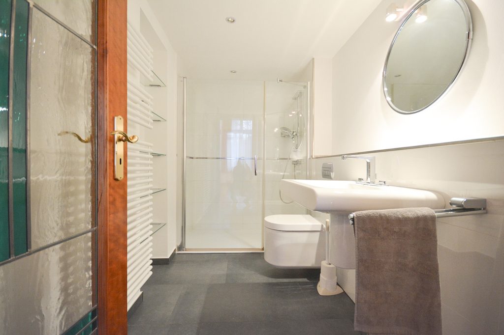 Gütelhöfer Immobilien - Immobilienangebot - Bonn / Weststadt - Alle - Weststadt: Besonders und großzügig! Maisonetteapartment mit Einbauküche, 2 Bädern und TG-Stellplatz