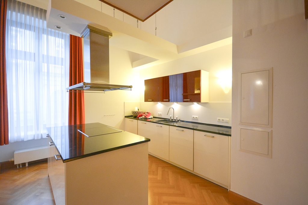 Gütelhöfer Immobilien - Immobilienangebot - Bonn / Weststadt - Alle - Weststadt: Besonders und großzügig! Maisonetteapartment mit Einbauküche, 2 Bädern und TG-Stellplatz