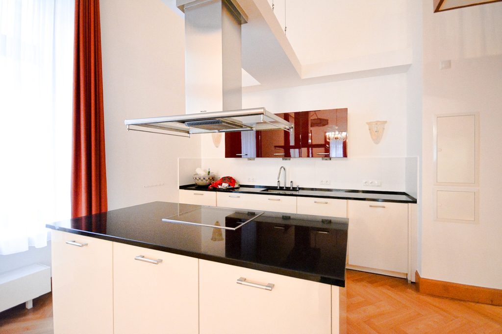 Gütelhöfer Immobilien - Immobilienangebot - Bonn / Weststadt - Alle - Weststadt: Besonders und großzügig! Maisonetteapartment mit Einbauküche, 2 Bädern und TG-Stellplatz