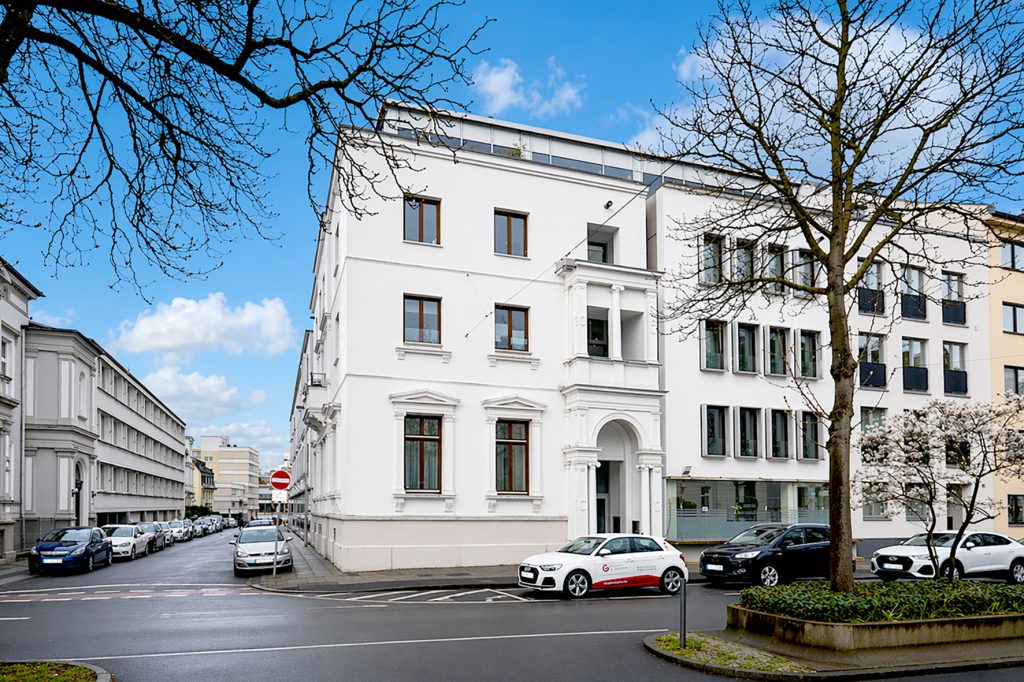 Gütelhöfer Immobilien - Immobilienangebot - Bonn / Weststadt - Alle - Weststadt: Besonders und großzügig! Maisonetteapartment mit Einbauküche, 2 Bädern und TG-Stellplatz