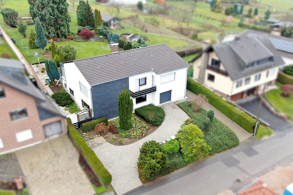 Gütelhöfer Immobilien - Immobilienangebot - Bornheim / Dersdorf - Alle - Bezugsfrei! Gemütliche Einliegerwohnung mit Einbauküche und Terrasse in Bornheim-Dersdorf!