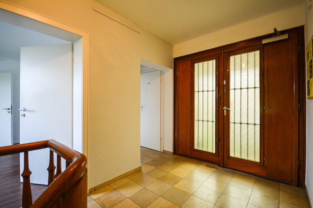 Gütelhöfer Immobilien - Immobilienangebot - Alfter - Alle - Praxis gesucht? Vielseitige Gewerbefläche mit Behandlungsräumen und KFZ Stellplatz in Alfter