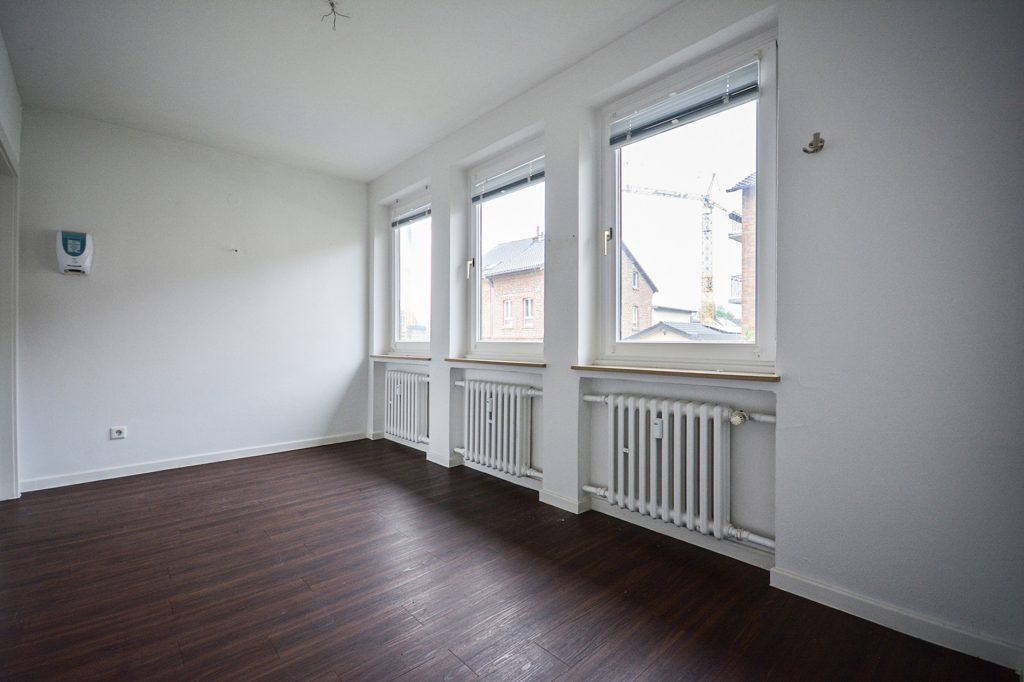 Gütelhöfer Immobilien - Immobilienangebot - Alfter - Alle - Praxis gesucht? Vielseitige Gewerbefläche mit Behandlungsräumen und KFZ Stellplatz in Alfter
