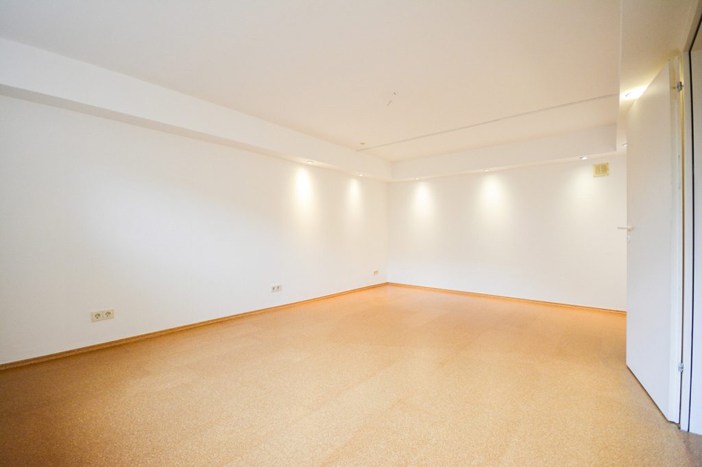 Gütelhöfer Immobilien - Immobilienangebot - Alfter - Alle - Praxis gesucht? Vielseitige Gewerbefläche mit Behandlungsräumen und KFZ Stellplatz in Alfter