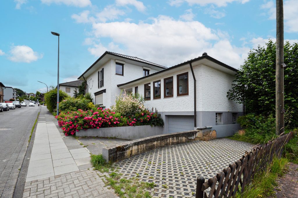 Gütelhöfer Immobilien - Immobilienangebot - Alfter - Alle - Praxis gesucht? Vielseitige Gewerbefläche mit Behandlungsräumen und KFZ Stellplatz in Alfter