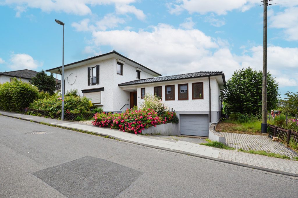 Gütelhöfer Immobilien - Immobilienangebot - Alfter - Alle - Praxis gesucht? Vielseitige Gewerbefläche mit Behandlungsräumen und KFZ Stellplatz in Alfter