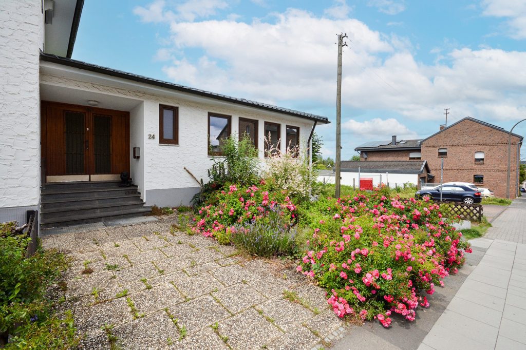 Gütelhöfer Immobilien - Immobilienangebot - Alfter - Alle - Praxis gesucht? Vielseitige Gewerbefläche mit Behandlungsräumen und KFZ Stellplatz in Alfter