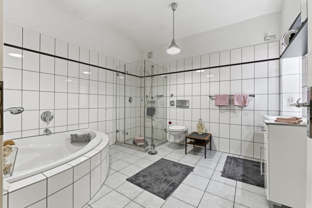 Gütelhöfer Immobilien - Immobilienangebot - Bonn - Alle - Stilvolles Gründerzeithaus mit 341m² Wohnfläche verteilt auf drei Wohneinheiten im Bonner Zentrum