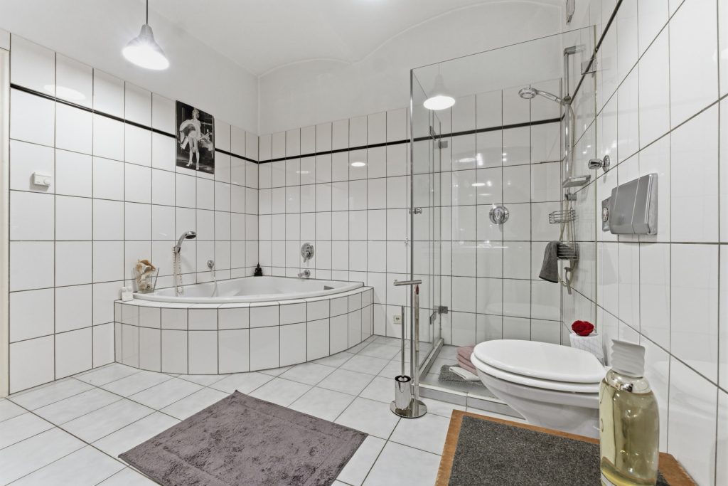 Gütelhöfer Immobilien - Immobilienangebot - Bonn - Alle - Stilvolles Gründerzeithaus mit 341m² Wohnfläche verteilt auf drei Wohneinheiten im Bonner Zentrum
