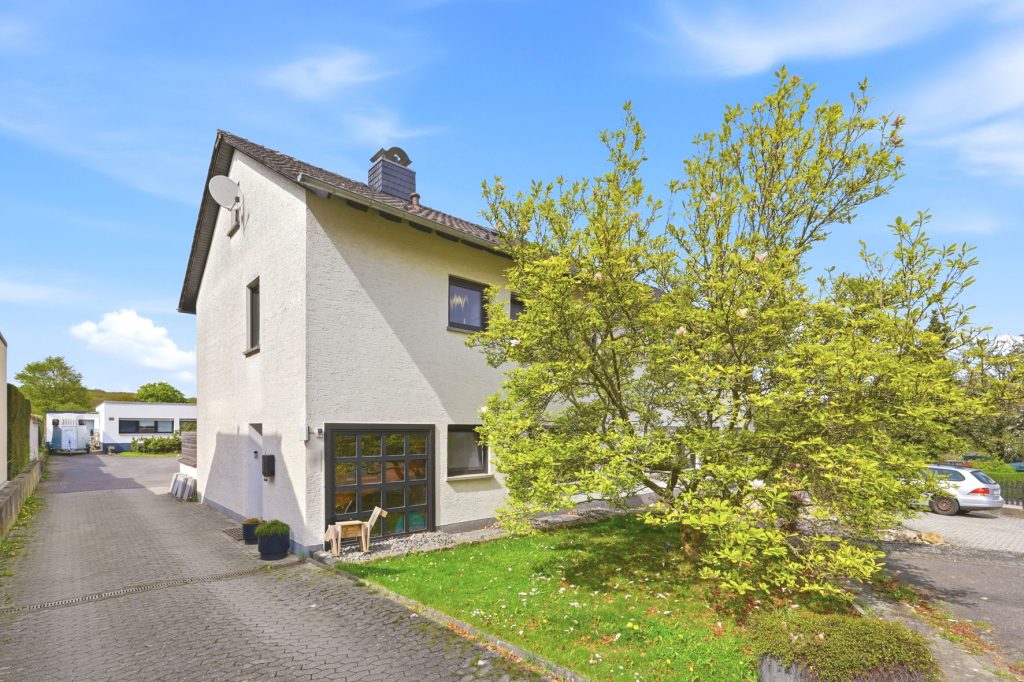 Gütelhöfer Immobilien - Immobilienangebot - Rheinbach / Merzbach - Alle - Modernisiert u. stilvoll! Solide vermietete Doppelhaushälfte mit Garten in ruhiger Lage von Merzbach