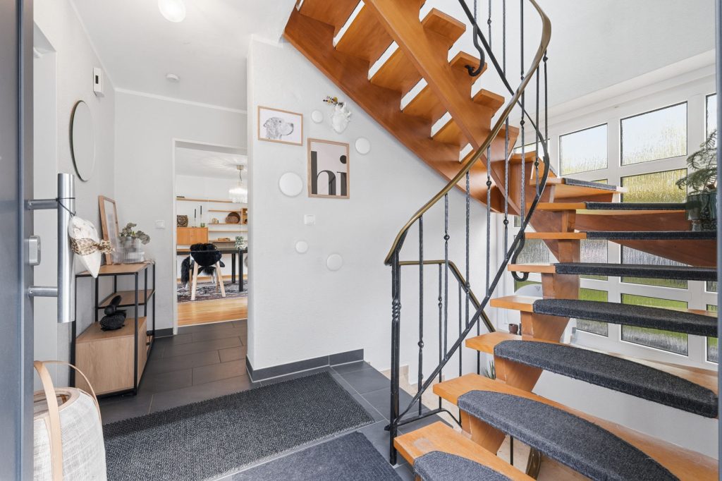 Gütelhöfer Immobilien - Immobilienangebot - Rheinbach / Merzbach - Alle - Modernisiert u. stilvoll! Solide vermietete Doppelhaushälfte mit Garten in ruhiger Lage von Merzbach