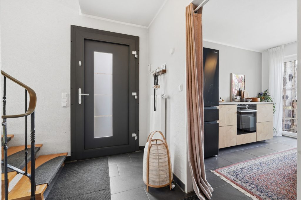 Gütelhöfer Immobilien - Immobilienangebot - Rheinbach / Merzbach - Alle - Modernisiert u. stilvoll! Solide vermietete Doppelhaushälfte mit Garten in ruhiger Lage von Merzbach