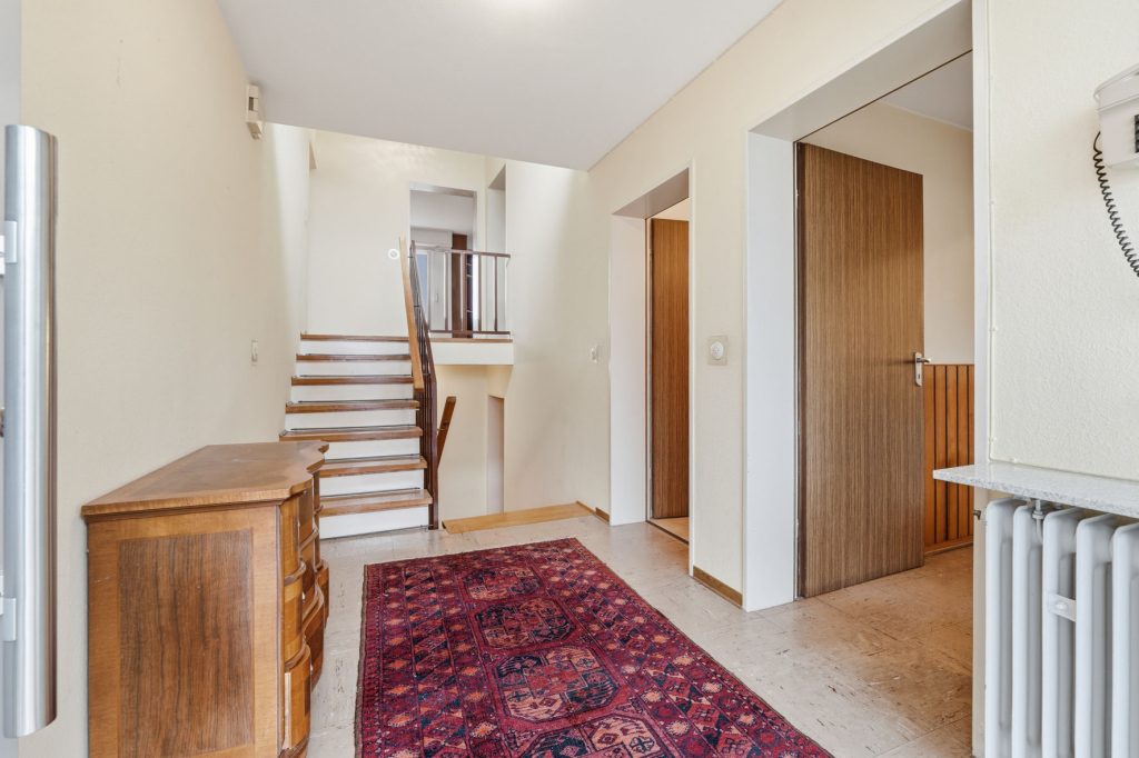 Gütelhöfer Immobilien - Immobilienangebot - Wachtberg / Niederbachem - Alle - Großzügiges Splitlevel-Reihenendhaus mit Garage, Garten und viel Potenzial in begehrter Wohnlage