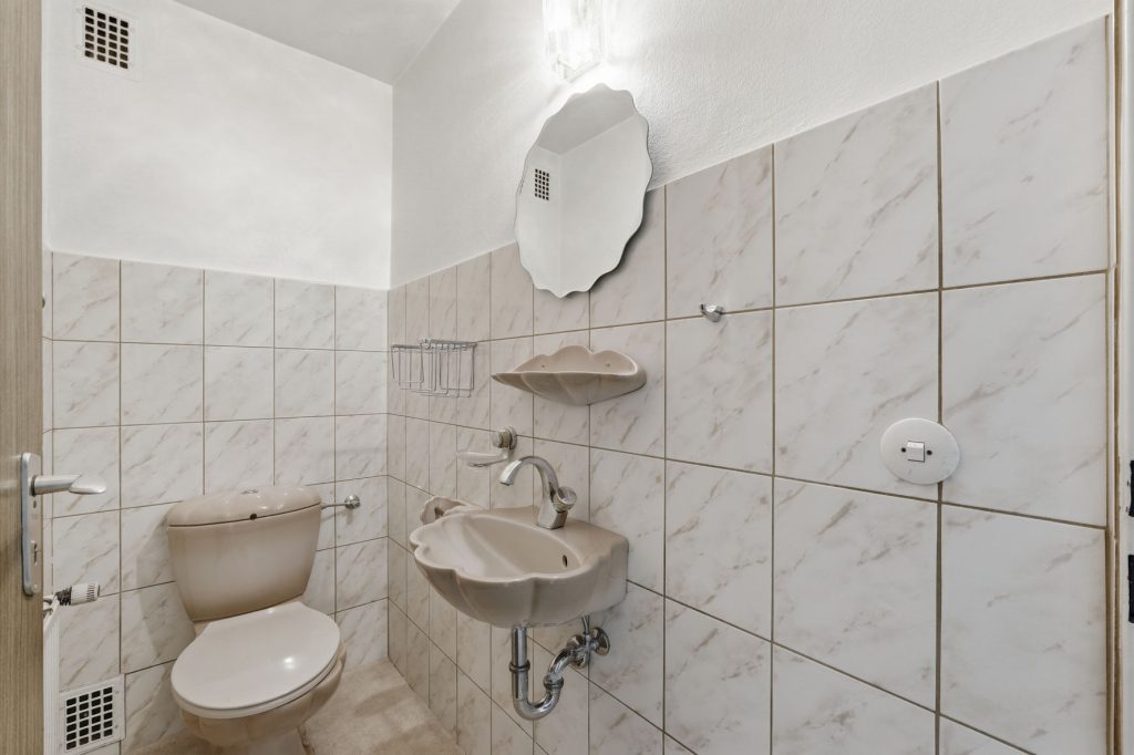 Gütelhöfer Immobilien - Immobilienangebot - Wachtberg / Niederbachem - Alle - Großzügiges Splitlevel-Reihenendhaus mit Garage, Garten und viel Potenzial in begehrter Wohnlage