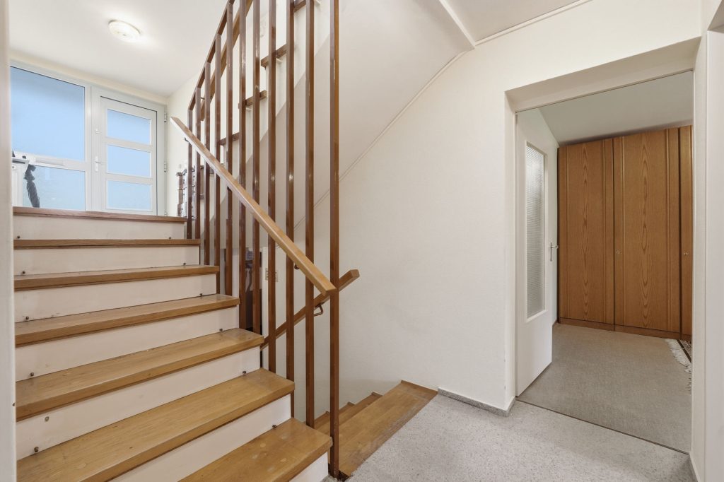 Gütelhöfer Immobilien - Immobilienangebot - Wachtberg / Niederbachem - Alle - Großzügiges Splitlevel-Reihenendhaus mit Garage, Garten und viel Potenzial in begehrter Wohnlage