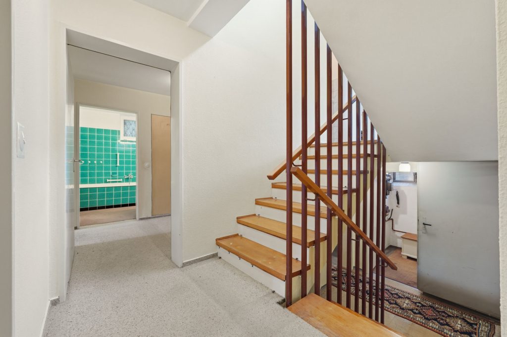 Gütelhöfer Immobilien - Immobilienangebot - Wachtberg / Niederbachem - Alle - Großzügiges Splitlevel-Reihenendhaus mit Garage, Garten und viel Potenzial in begehrter Wohnlage