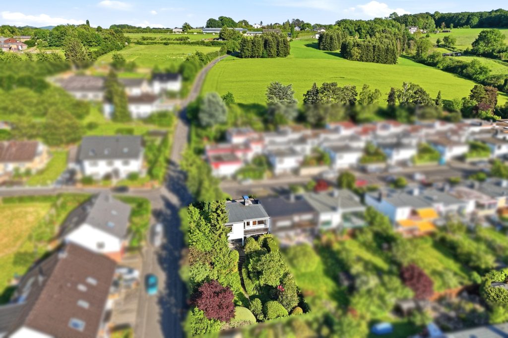 Gütelhöfer Immobilien - Immobilienangebot - Wachtberg / Niederbachem - Alle - Großzügiges Splitlevel-Reihenendhaus mit Garage, Garten und viel Potenzial in begehrter Wohnlage