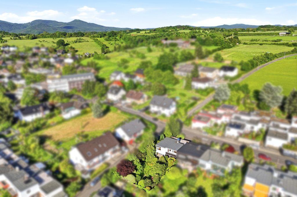 Gütelhöfer Immobilien - Immobilienangebot - Wachtberg / Niederbachem - Alle - Großzügiges Splitlevel-Reihenendhaus mit Garage, Garten und viel Potenzial in begehrter Wohnlage