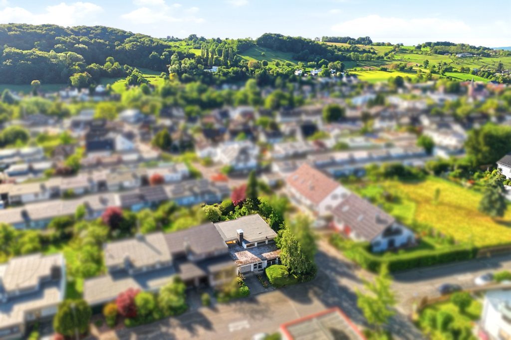 Gütelhöfer Immobilien - Immobilienangebot - Wachtberg / Niederbachem - Alle - Großzügiges Splitlevel-Reihenendhaus mit Garage, Garten und viel Potenzial in begehrter Wohnlage