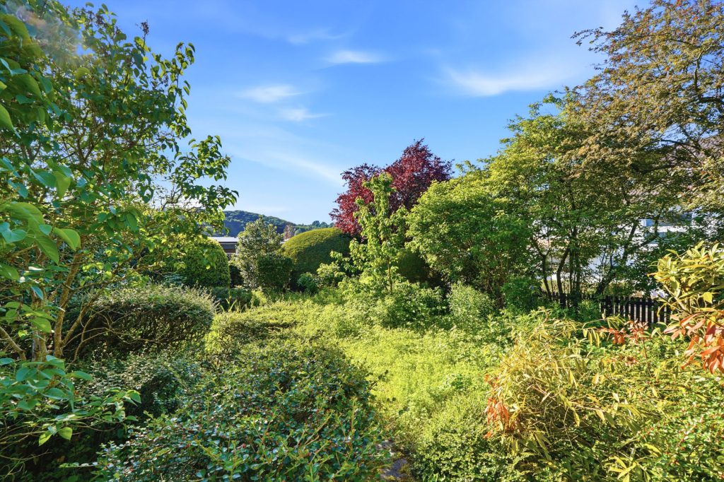 Gütelhöfer Immobilien - Immobilienangebot - Wachtberg / Niederbachem - Alle - Großzügiges Splitlevel-Reihenendhaus mit Garage, Garten und viel Potenzial in begehrter Wohnlage