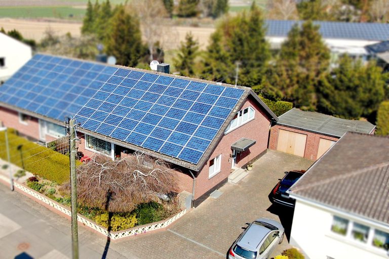 Gütelhöfer Immobilien - Immobilienangebot - Rheinbach / Ramershoven - Alle - Familienfreundliche Doppelhaushälfte mit zwei Bädern, Garage und Terrasse in Rheinbach-Ramershoven
