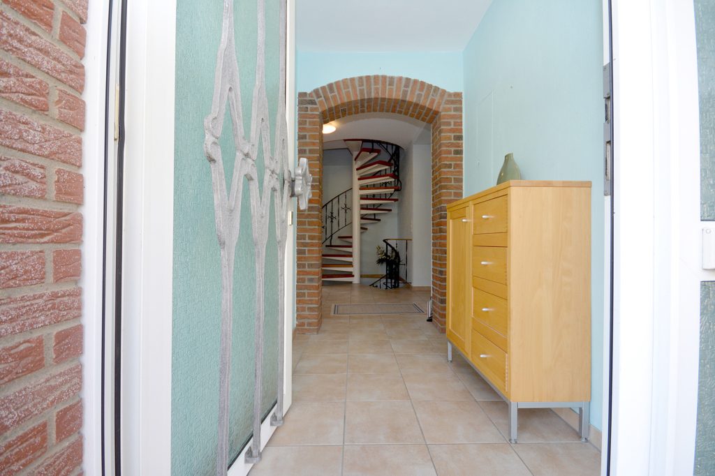 Gütelhöfer Immobilien - Immobilienangebot - Rheinbach / Ramershoven - Alle - Familienfreundliche Doppelhaushälfte mit zwei Bädern, Garage und Terrasse in Rheinbach-Ramershoven