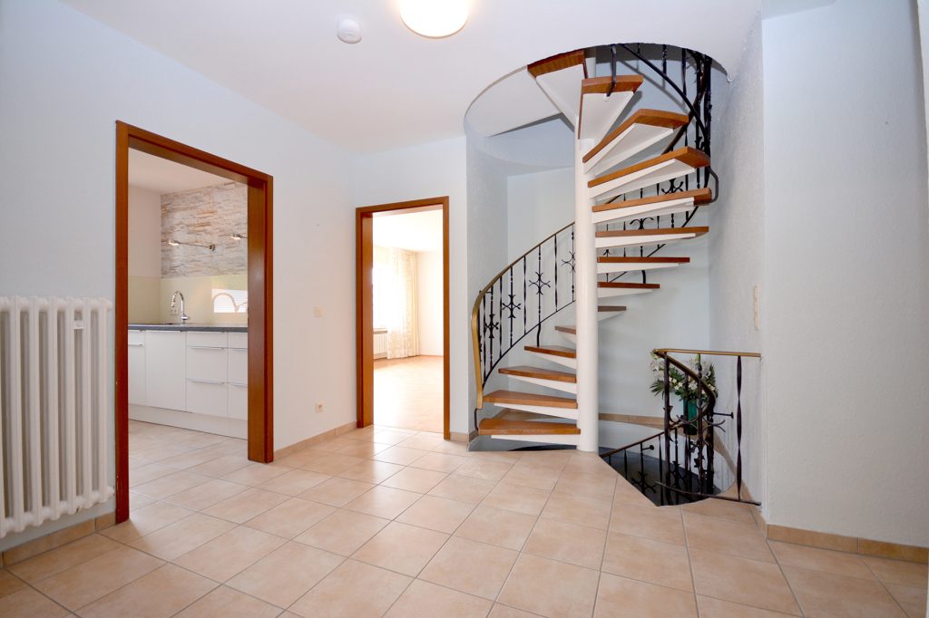 Gütelhöfer Immobilien - Immobilienangebot - Rheinbach / Ramershoven - Alle - Familienfreundliche Doppelhaushälfte mit zwei Bädern, Garage und Terrasse in Rheinbach-Ramershoven