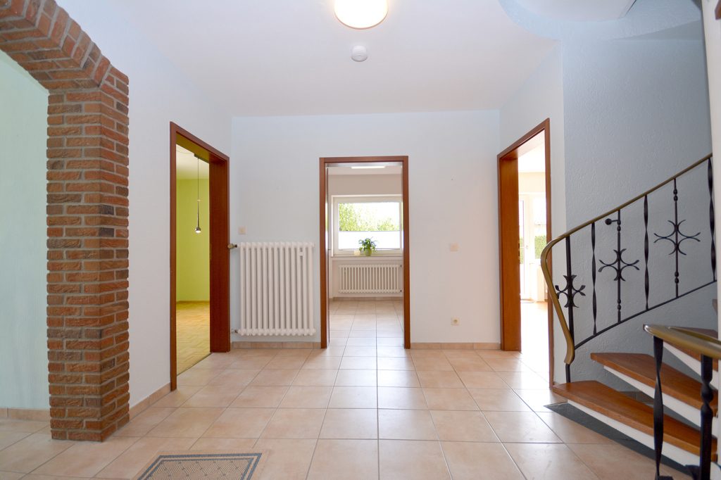 Gütelhöfer Immobilien - Immobilienangebot - Rheinbach / Ramershoven - Alle - Familienfreundliche Doppelhaushälfte mit zwei Bädern, Garage und Terrasse in Rheinbach-Ramershoven