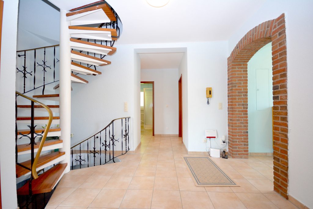 Gütelhöfer Immobilien - Immobilienangebot - Rheinbach / Ramershoven - Alle - Familienfreundliche Doppelhaushälfte mit zwei Bädern, Garage und Terrasse in Rheinbach-Ramershoven