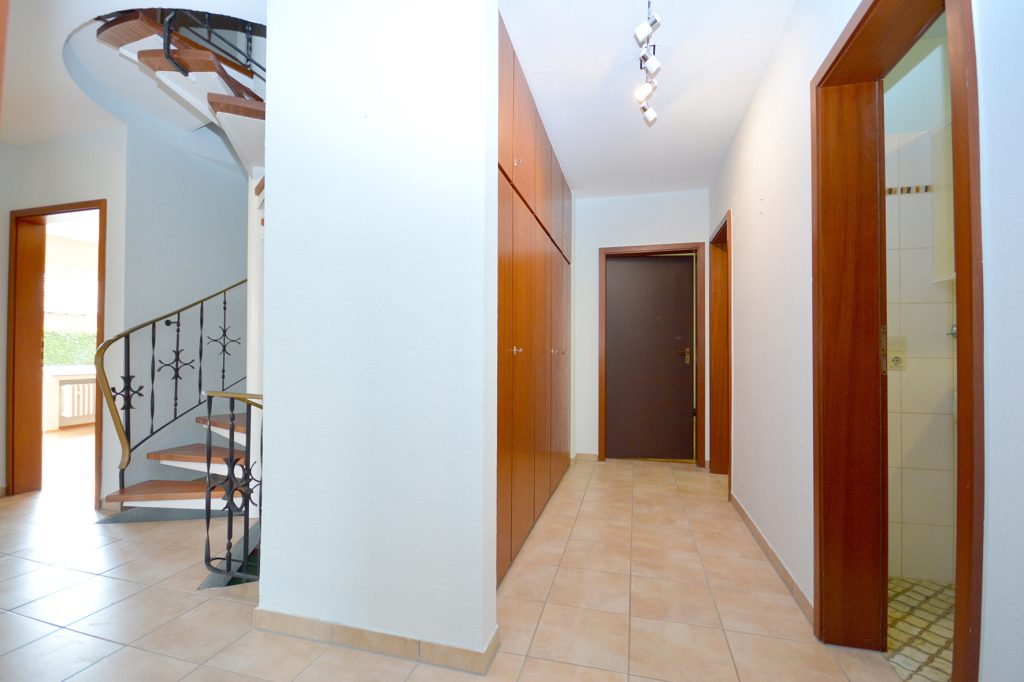 Gütelhöfer Immobilien - Immobilienangebot - Rheinbach / Ramershoven - Alle - Familienfreundliche Doppelhaushälfte mit zwei Bädern, Garage und Terrasse in Rheinbach-Ramershoven