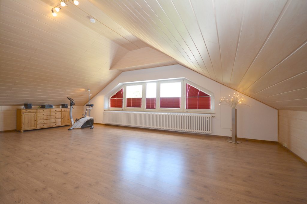 Gütelhöfer Immobilien - Immobilienangebot - Rheinbach / Ramershoven - Alle - Familienfreundliche Doppelhaushälfte mit zwei Bädern, Garage und Terrasse in Rheinbach-Ramershoven