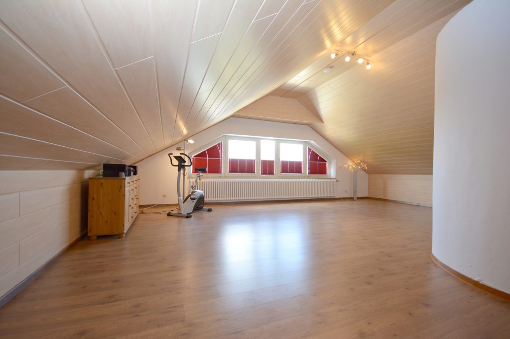 Gütelhöfer Immobilien - Immobilienangebot - Rheinbach / Ramershoven - Alle - Familienfreundliche Doppelhaushälfte mit zwei Bädern, Garage und Terrasse in Rheinbach-Ramershoven