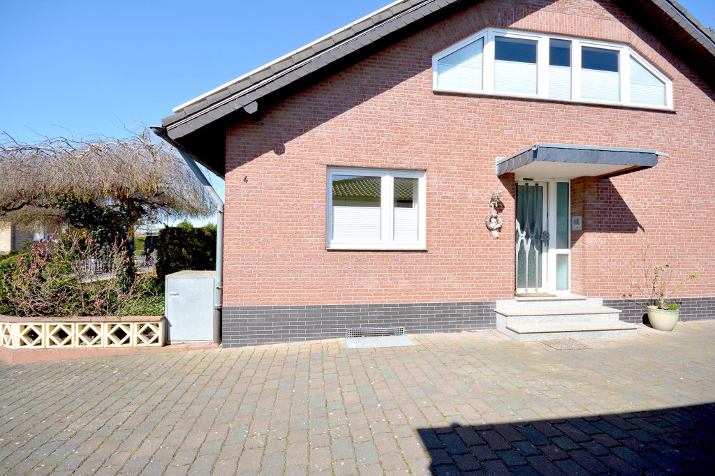 Gütelhöfer Immobilien - Immobilienangebot - Rheinbach / Ramershoven - Alle - Familienfreundliche Doppelhaushälfte mit zwei Bädern, Garage und Terrasse in Rheinbach-Ramershoven