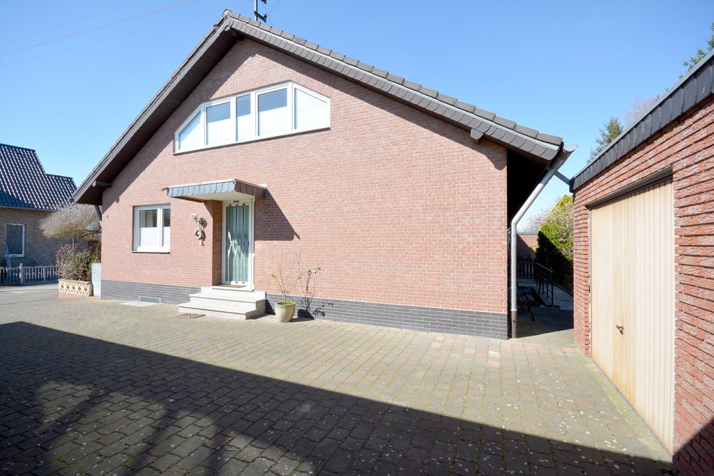 Gütelhöfer Immobilien - Immobilienangebot - Rheinbach / Ramershoven - Alle - Familienfreundliche Doppelhaushälfte mit zwei Bädern, Garage und Terrasse in Rheinbach-Ramershoven