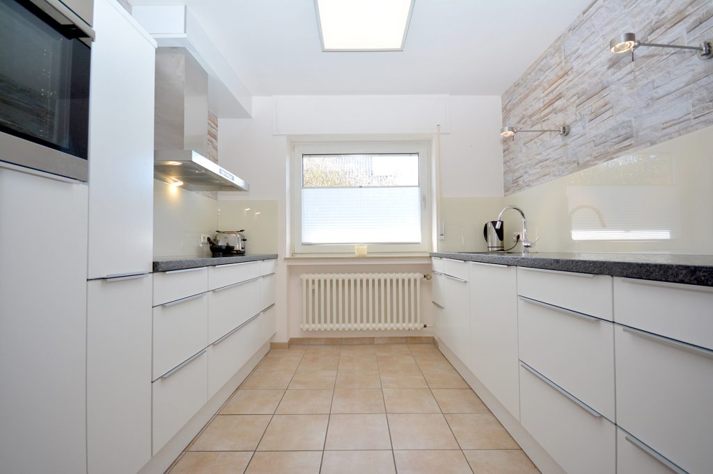 Gütelhöfer Immobilien - Immobilienangebot - Rheinbach / Ramershoven - Alle - Familienfreundliche Doppelhaushälfte mit zwei Bädern, Garage und Terrasse in Rheinbach-Ramershoven