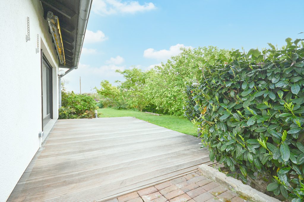Gütelhöfer Immobilien - Immobilienangebot - Bornheim / Merten - Alle - Wohnen in der Natur! Renovierte und bezugsfreie Zweiraumwohnung mit Terrasse u. Stellplatz in Merten